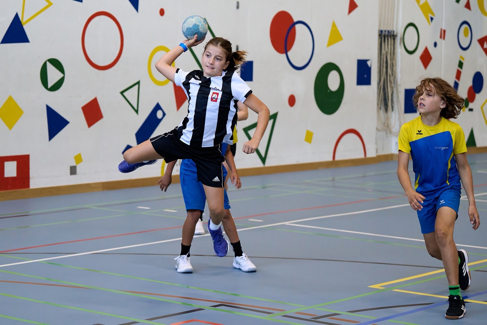 Mädchen mit Handball